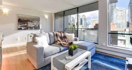Bright & Modern 2BR in the Heart of Downtown Vancouver, with a Balcony and Gym