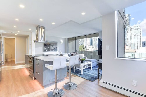 Bright & Modern 2BR in the Heart of Downtown Vancouver, with a Balcony and Gym