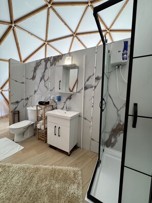 Club bungalow, terras, uitzicht op tuin | Badkamer | Gratis toiletartikelen, handdoeken, zeep, shampoo