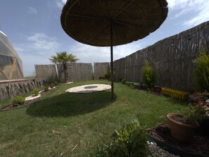 Club bungalow, terras, uitzicht op tuin | Terrein van de accommodatie