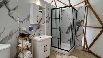 Bungalow Club, patio, vue jardin | Salle de bain | Articles de toilette gratuits, serviettes fournies, savon, shampoing