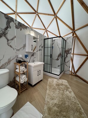 Bungalow Club, patio, vista al jardín | Baño | Amenidades de baño gratuitas, toallas, jabón, shampoo 