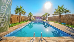 Una piscina al aire libre (de 08:00 a 19:00), sombrillas, tumbonas