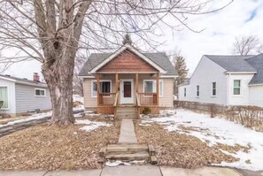 House, 3 Bedrooms | Exterior - Pontiac Family-friendly 3br 3 Bedroom Home (Pontiac)
