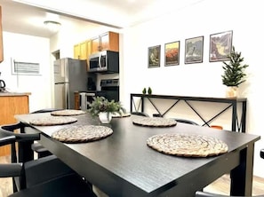 House, 3 Bedrooms | Tempat makan