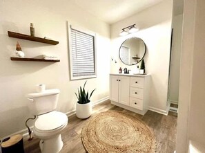 House, 3 Bedrooms | Bathroom | Shampoo - Pontiac Family-friendly 3br 3 Bedroom Home (Pontiac)