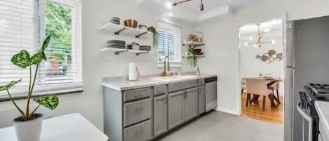 House, 3 Bedrooms | Private kitchen | Fridge, oven, coffee/tea maker, toaster