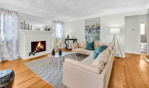 Grosse Pointe/detroit 3br Sleeps 8 Yard 3 Bedroom Home