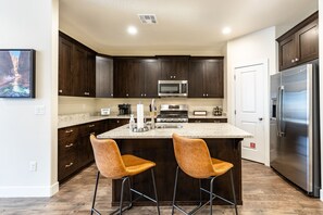 Townhome, 3 Bedrooms | Private kitchen - Zi-on The Prize 3 Bedroom Townhouse (Washington)