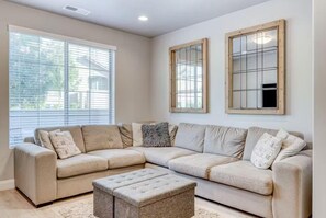 Living area - The Modern Villa - Pet Friendly 3 Bedroom Townhouse (Washington)