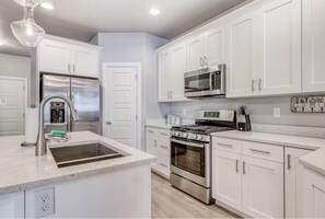 Maison mitoyenne, 3 chambres | Cuisine privée | Réfrigérateur, four, cafetière/bouilloire, grille-pain
