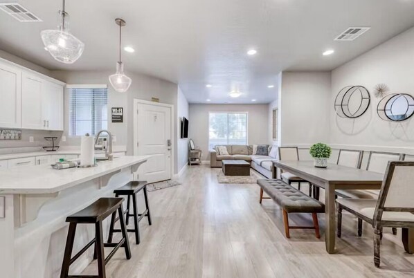 Interior - The Modern Villa - Pet Friendly 3 Bedroom Townhouse (Washington)