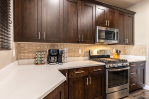 Maison mitoyenne, 3 chambres | Cuisine privée | Réfrigérateur, four, cafetière/bouilloire