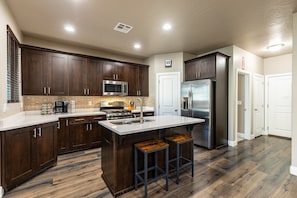 Maison mitoyenne, 3 chambres | Cuisine privée | Réfrigérateur, four, cafetière/bouilloire