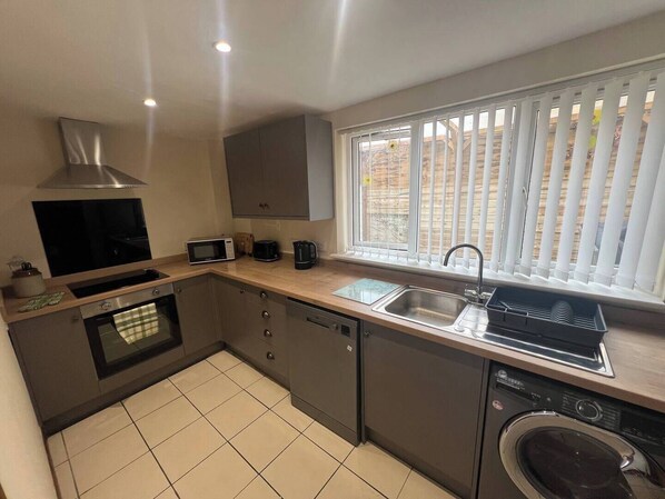 Een koelkast, een microgolfoven, een oven, een kookplaat