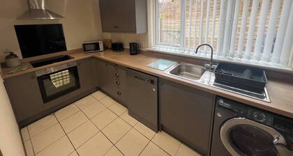 Blyton 2-bed Cottage, Parking, 30m to Lincoln