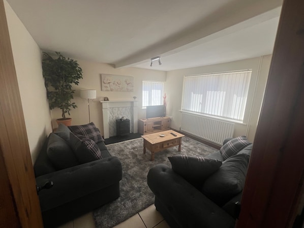 TV - Blyton 2-bed Cottage, Parking, 30m to Lincoln (Gainsborough)