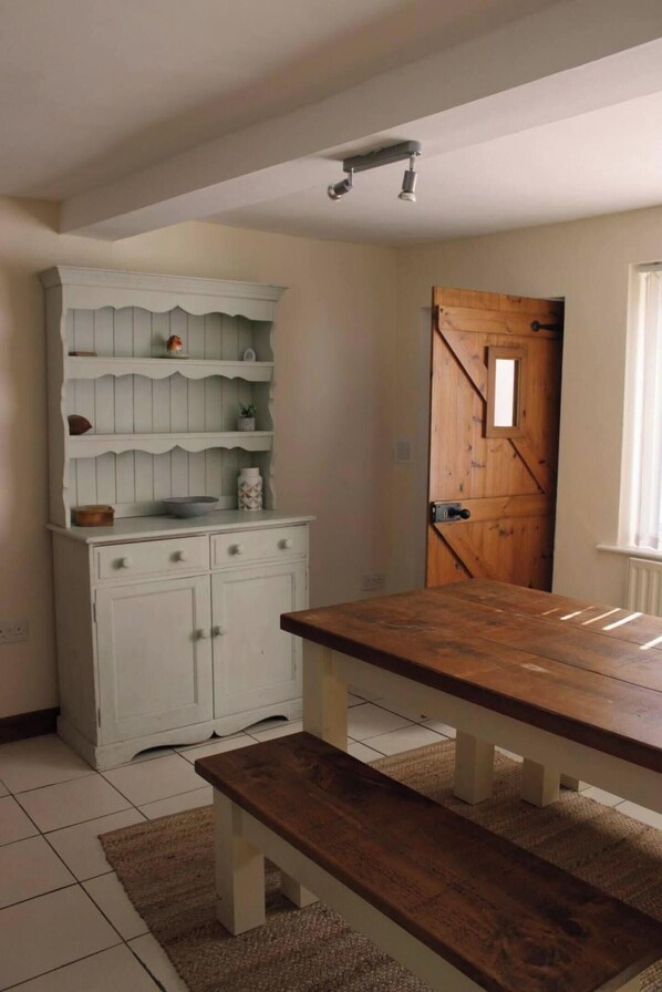 Dining - Blyton 2-bed Cottage, Parking, 30m to Lincoln (Gainsborough)