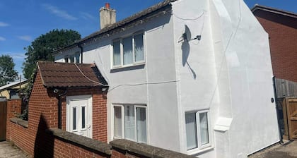 Blyton 2-bed Cottage, Parking, 30m to Lincoln