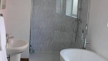 Bathtub dan shower terpisah, bathtub besar, pengering rambut, dan handuk