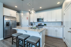 Maison mitoyenne, 3 chambres | Cuisine privée | Réfrigérateur, four, cafetière/bouilloire, grille-pain