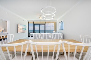 Kondominium, 3 kamar tidur | Tempat makan
