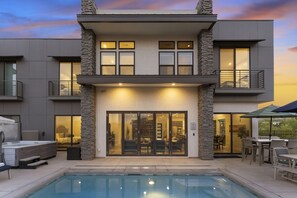 House, Multiple Bedrooms | Pool - A Hole In One 15 Bedroom Home (Washington)
