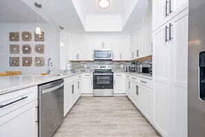 Appart'hôtel, 3 chambres | Cuisine privée | Réfrigérateur, four, cafetière/bouilloire