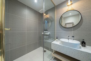Superior Room | Bathroom | Soap, shampoo, toilet paper