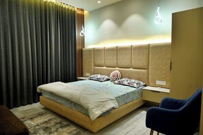 Desk, free WiFi, bed sheets - Ista Inn Homestay (Amritsar)