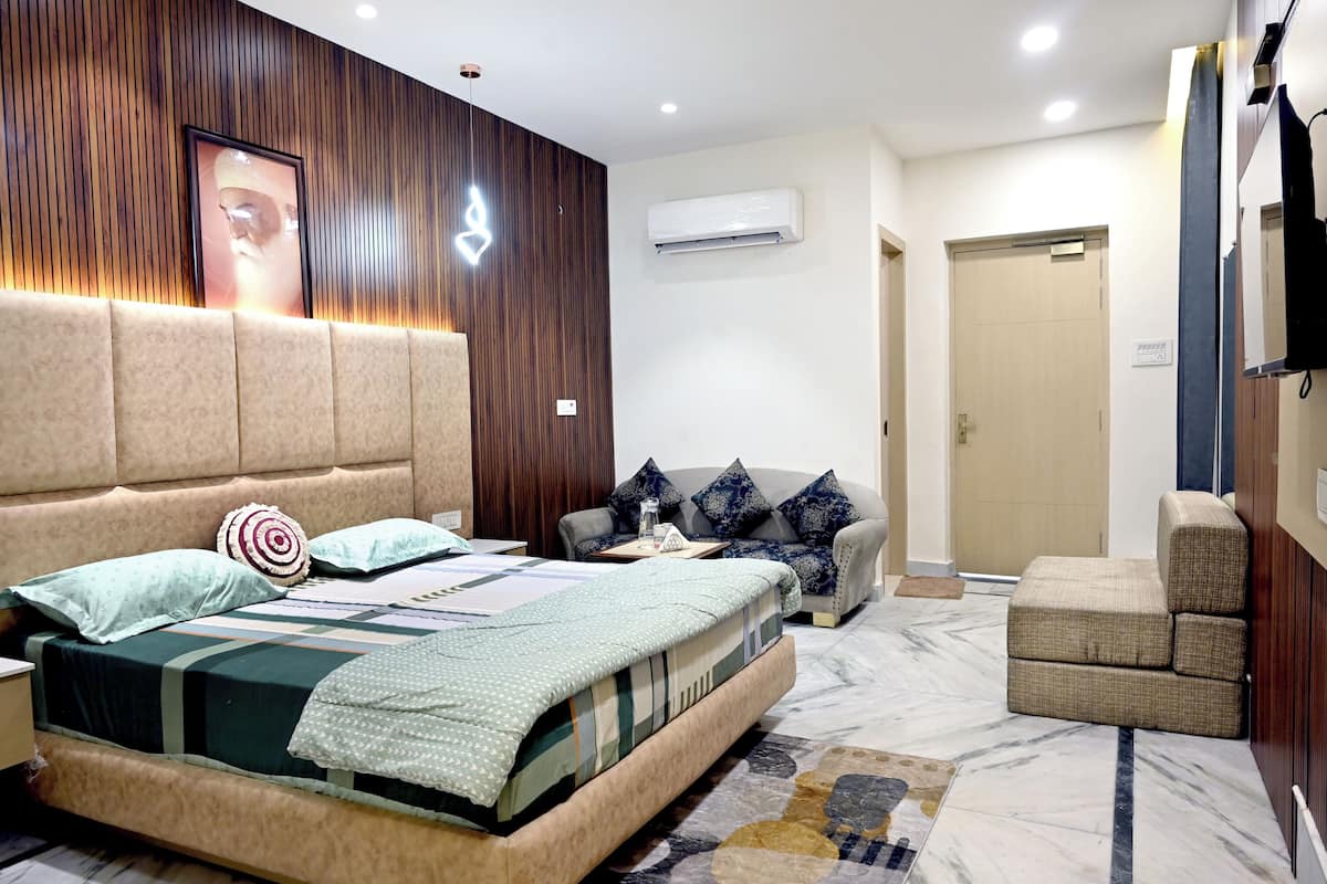 Desk, free WiFi, bed sheets