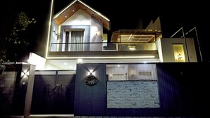 Mặt tiền nơi lưu trú - ban đêm