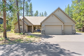 House, 4 Bedrooms | Exterior - 4 Catkin 4 Bedroom Home (Bend)