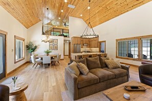 Living area - 4 Catkin 4 Bedroom Home (Bend)