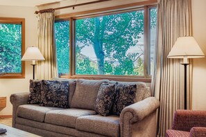 Condo, 2 phòng ngủ | Khu phòng khách