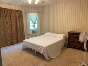 5 bedrooms, iron/ironing board, WiFi, bed sheets