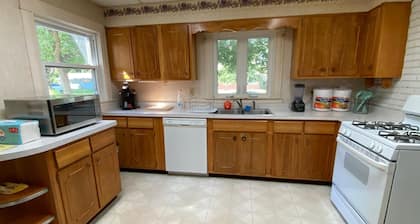 AMAZING 5-BEDROOM-HOST UP TO 10 PEOPLE