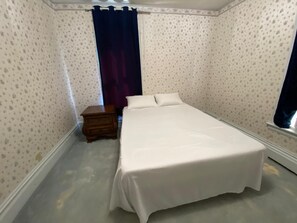 5 bedrooms, iron/ironing board, WiFi, bed sheets