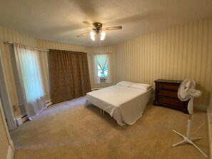 5 bedrooms, iron/ironing board, WiFi, bed sheets