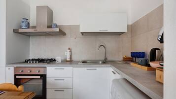 Réfrigérateur, four, plaque de cuisson, cafetiÚre/bouilloire