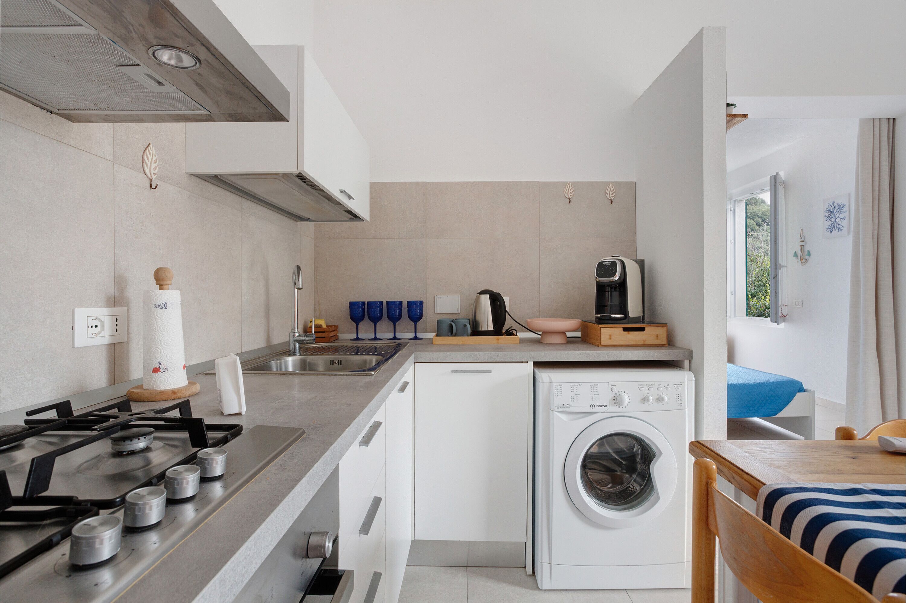 Fridge, oven, stovetop, coffee/tea maker