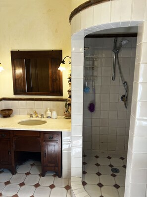 Casa, varanda, vista para o jardim | Banheiro | Chuveiro, secador de cabelo, bidê, toalhas de banho
