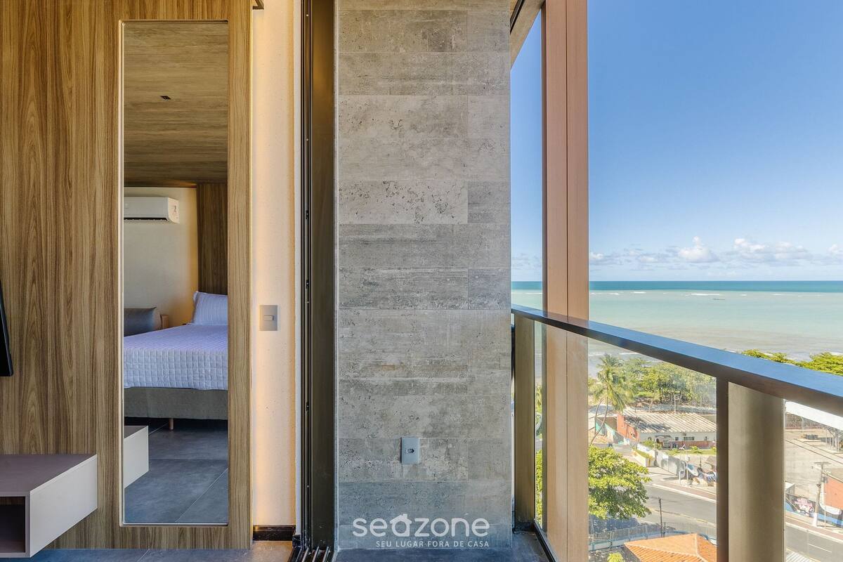 Un dormitorio con cama, un armario de madera y una pared de concreto.