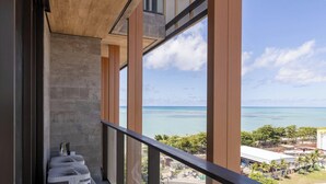 A balcony with a view of the ocean and a cityscape. - Nwts - Studios With Side sea View in Maceio III (Maceió)