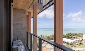 A balcony with a view of the ocean and a cityscape. - Nwts - Studios With Side sea View in Maceio III (Maceió)