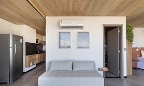 A compact living space with a kitchenette, a bed, and a door leading to a bathroom. - Nwts - Studios With Side sea View in Maceio III (Maceió)
