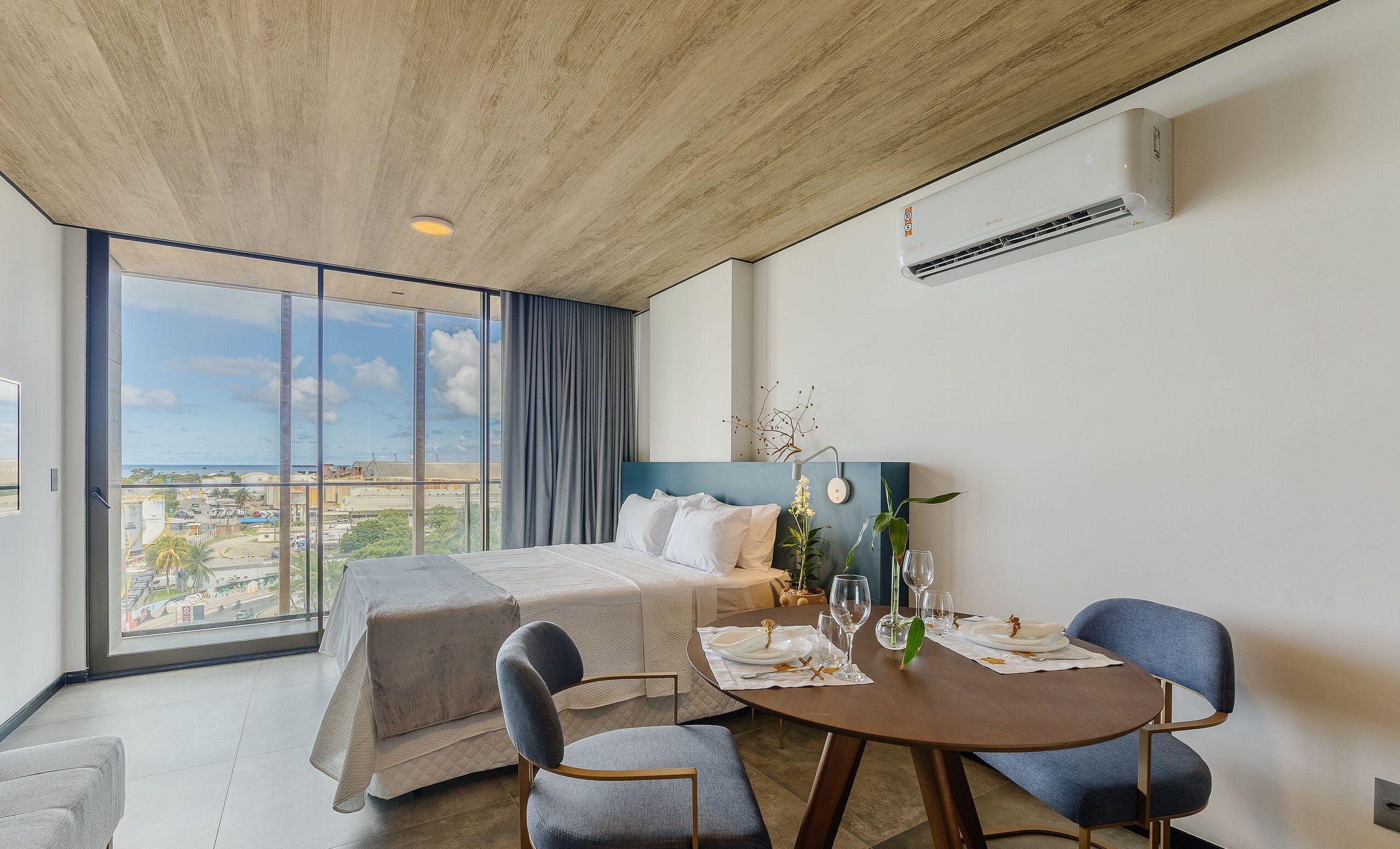 Basic Apartment | Dining