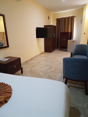 Standard Single Room | Peti besi dalam bilik, meja, ruang kerja komputer riba