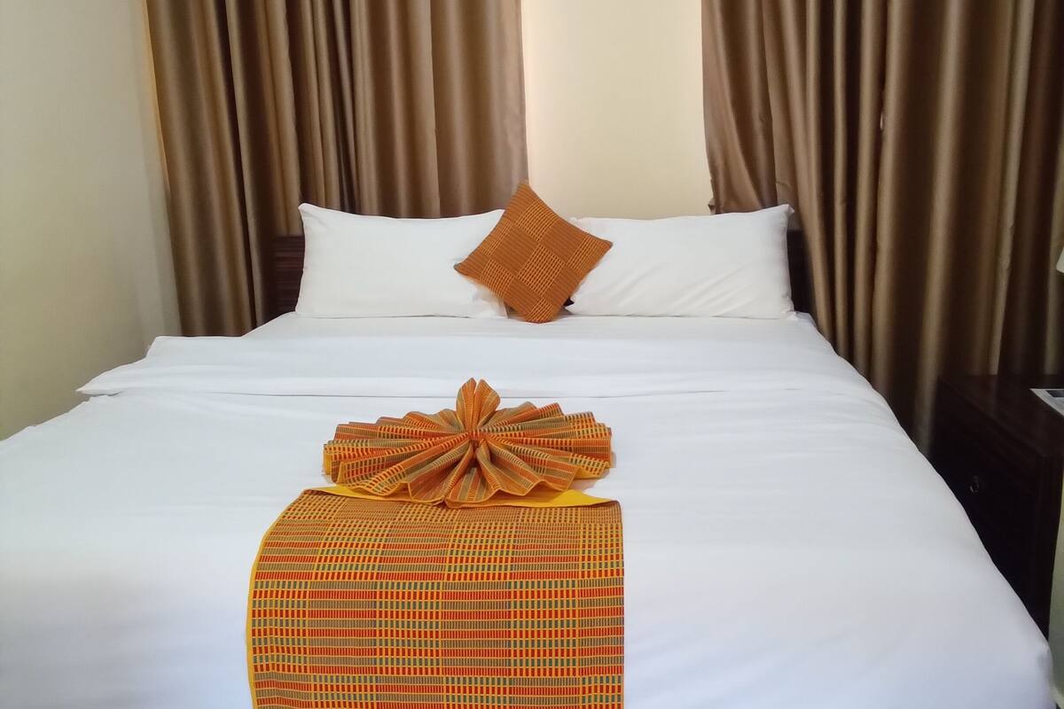 Standard Single Room | In-room safe, desk, laptop workspace, iron/ironing board