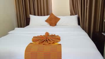 Standard Single Room | In-room safe, desk, laptop workspace, iron/ironing board